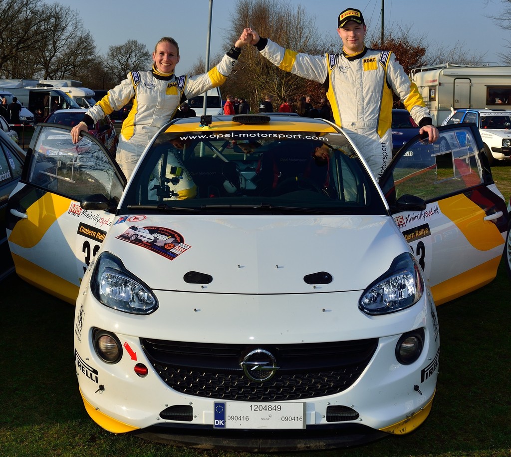 Lykkelige og lettede: Jacob Madsen og Line Lykke Jensen glæder sig over sejren i første afdeling af danmarksmesterskabet, hvor en afkørsel med deres Opel ADAM let kunne have kostet dem løbet.
(Foto: Michael Eisenberg)